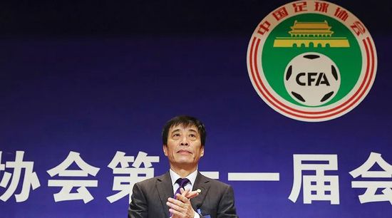他刚从成田机场，将苏家苏知非、苏知鱼一行人接上，准备护送两人前往他们下榻的安缦酒店，却没想到在路上出了这样的事情。